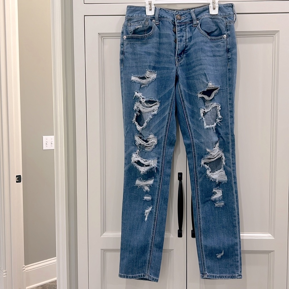 American Eagle Tomgirl Jeans size 4. Button Fly Distressed Mid Rise Womens